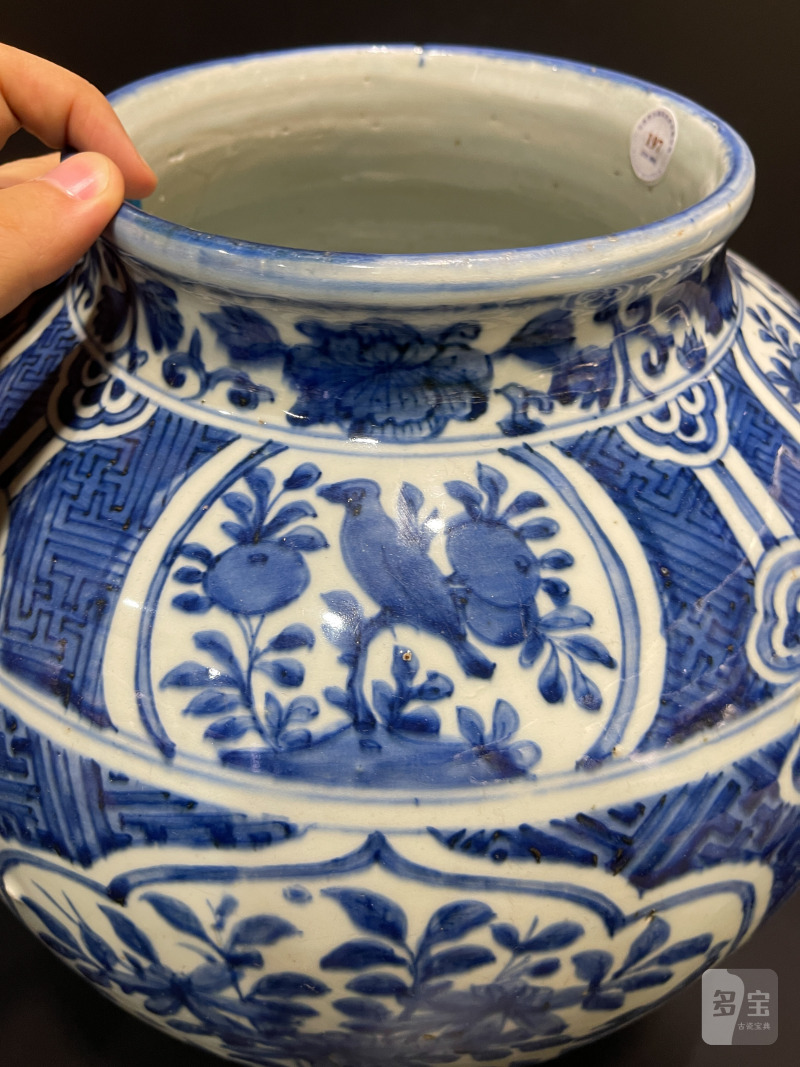 明万历 青花锦地开光花鸟纹大罐 - 图6